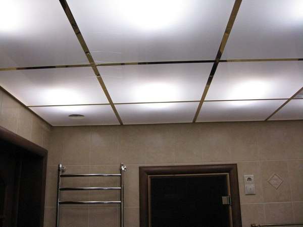 Белый потолок из оргстекла с подсветкой